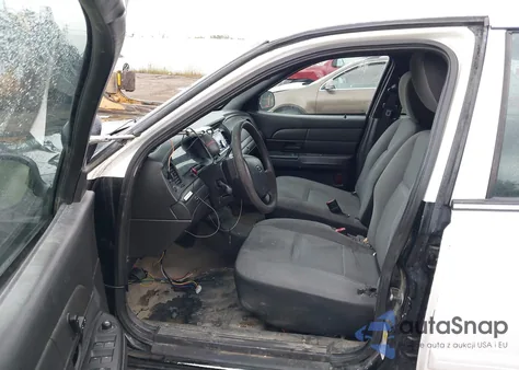 2011 Ford Crown Victoria Police Interceptor z USA, uszkodzony, nr VIN 2FABP7BV1BX169640